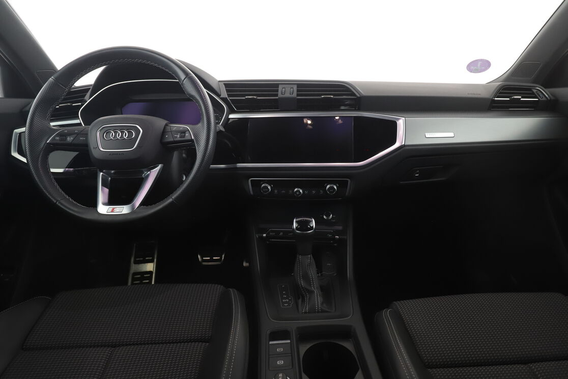 Audi Q3 45 TFSIe S Line S Tronic — photo 11