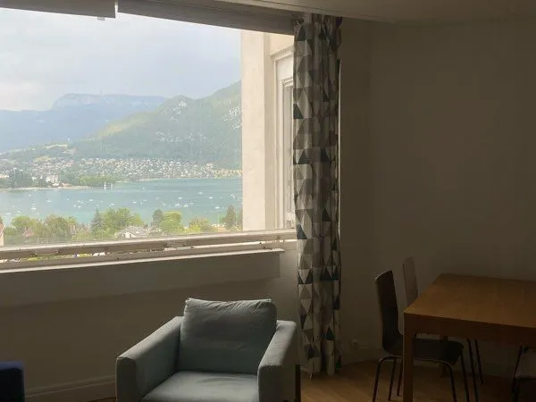 Studio rénové de 33 m² - Vue lac d'Annecy + place de parking