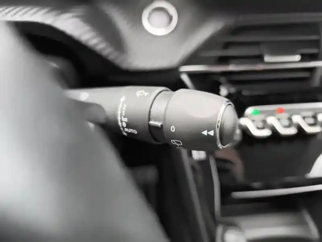 Peugeot 208 puretech 100 s&amp;s eat8 allure — photo 17