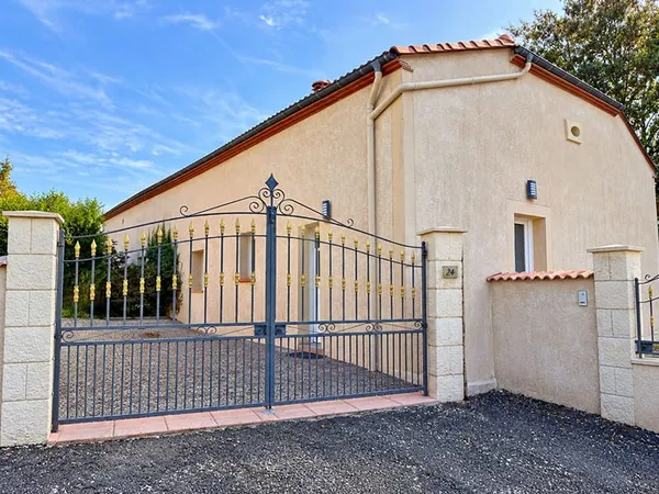 Maison mitoyenne rénovée , secteur eysses .