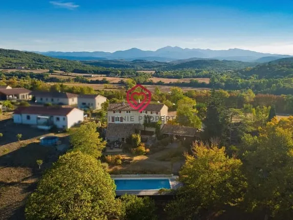 Maison de caractère avec 6 chambres, piscine et vue dégagée sur les Pyrénées