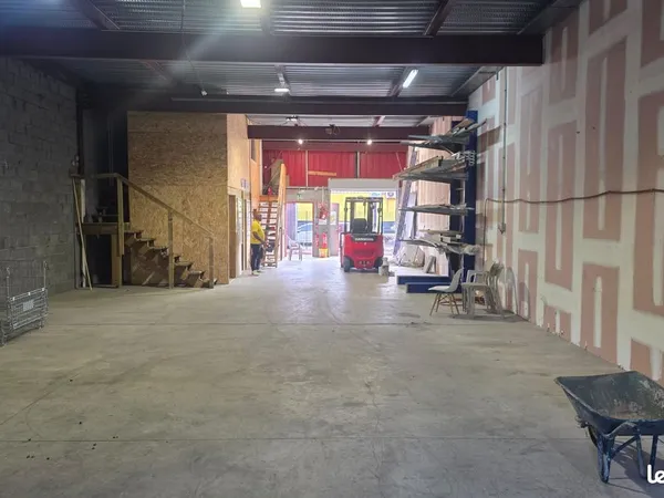 Local d’activité et entrepôt Vente Saint-Pierre 2p 210m² 3100€