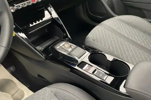 Peugeot 2008 hybrid 145 e-dcs6 — photo 74