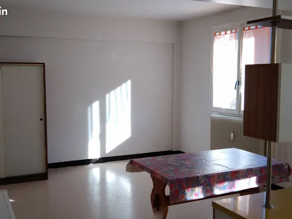 Grand Studio tout équipé pas très loin de la Gare