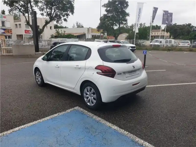 Peugeot 208 puretech 82ch s&amp;s bvm5 — photo 5