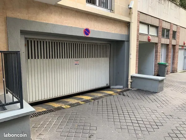 Parking Paris 15e avec gardien - 5 m x 2,14 m - 100 /mois