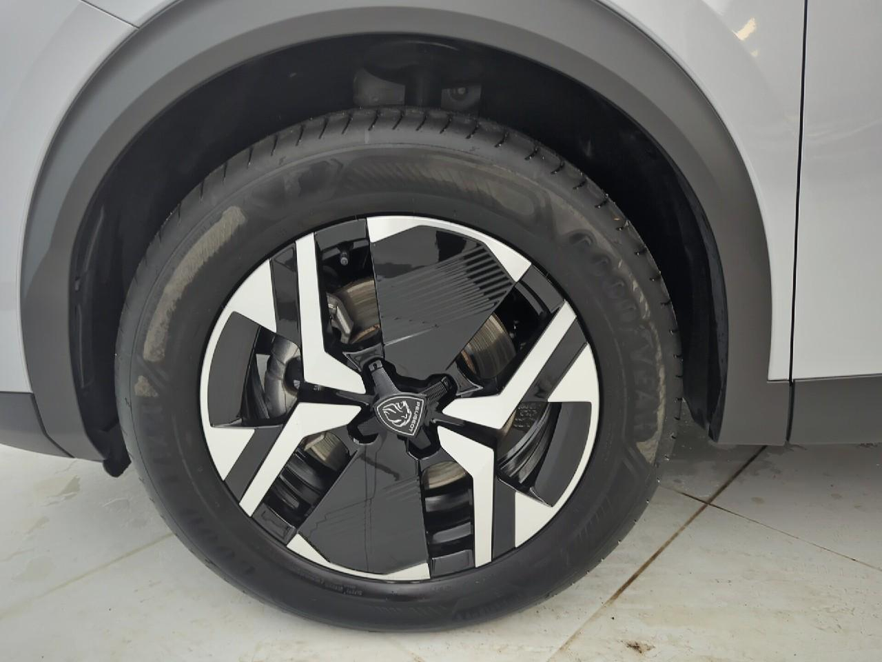 Peugeot 2008 hybrid 145 ch e-dcs6 allure — photo 29