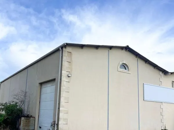 batiments de 495 m2 comprenant 4000 m2 de terrain