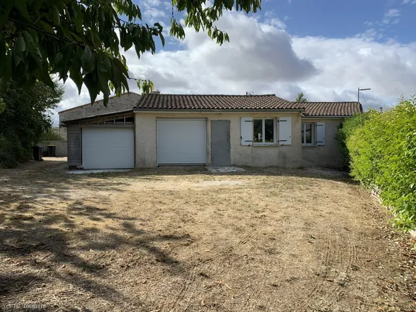Pavillon de 3 Chambres avec Garage - 8km de Ruffec