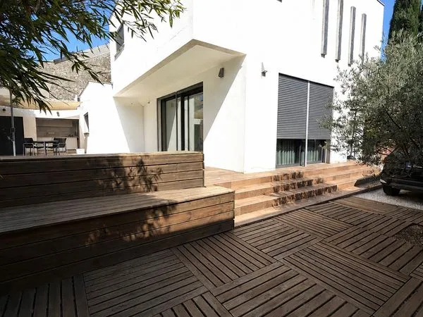 VENDARGUES CENTRE - Maison de ville contemporaine avec piscine & cuisine d'été - 162 m²