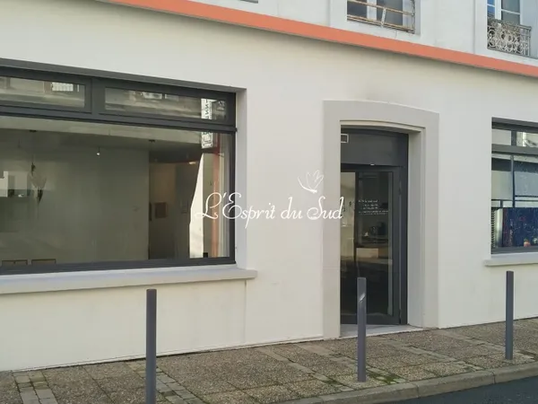 Une galerie d'art et 2 étages + combles à rénover