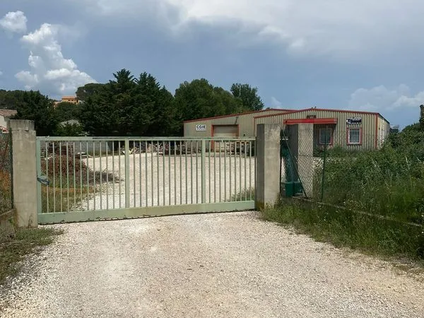 A louer TERRAIN 2 000m2 DIVISIBLE - Local commercial ou industriel à Piolenc batiment 350m² - 2000 e