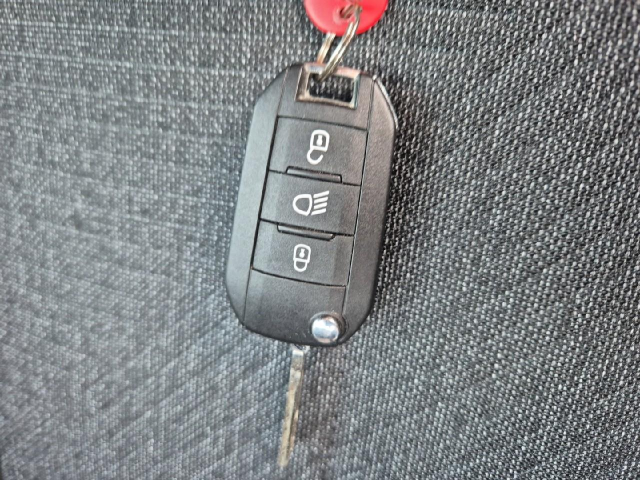Peugeot 2008 hybrid 145 e-dcs6 style — photo 15