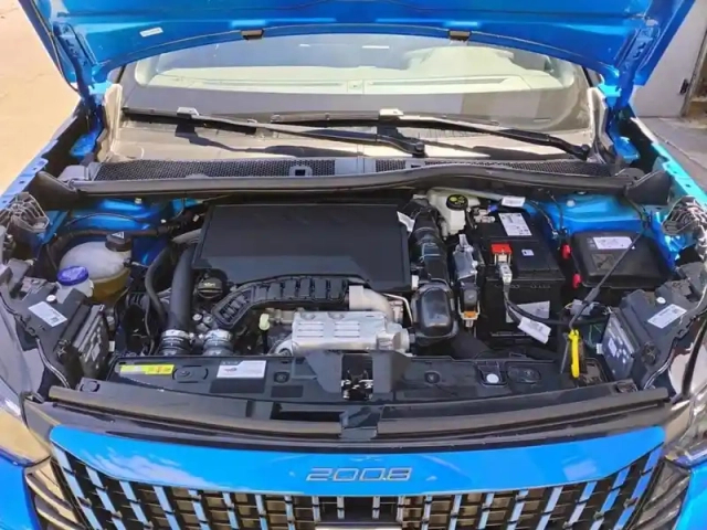 Peugeot 2008 puretech 130 s&amp;s eat8 gt — photo 7