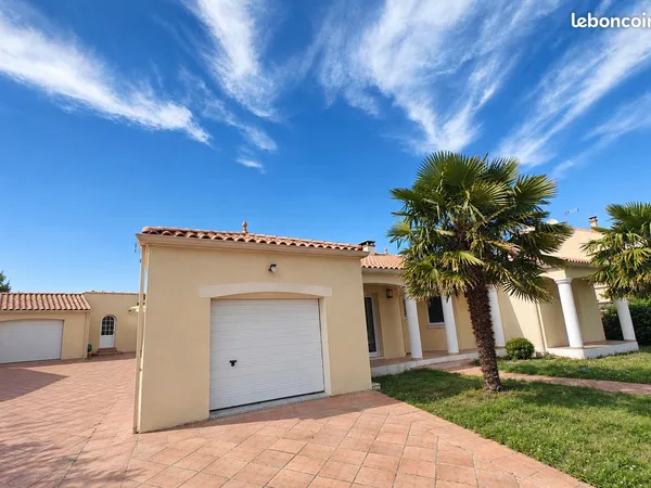 Maison de plain-pied 136 m² - 3 chambres + bureau - Terrain 1 008 m² - Annexe + double garage