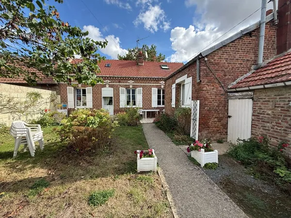 BECQUIGNY - ANCIEN CORPS DE FERME - MAISON - DEPENDANCES - J