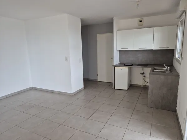 JUVIGNAC - Grand studio 33,5m2 + terrasse 23,5m2 + pk