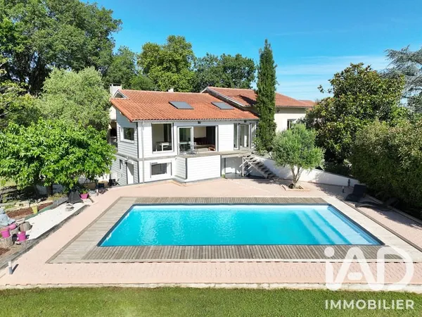 Maison 11 pièces 384 m²