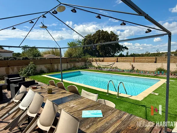 Villa plain pied avec piscine sur 2500 m2 de terrain