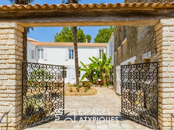 Maison de maître ou hôtel particulier, une propriété d'exception au coeur du Château-d'Oléron à réin