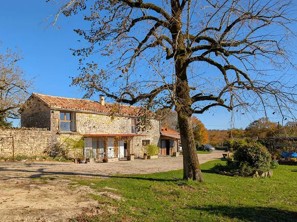 Maison de hameau avec dépendances. Caylus