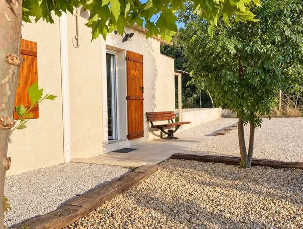 Maisonnette Provençale Meublée Type 2 pièces, avec Terrasse, Jardin et Grand Parking A LOUER