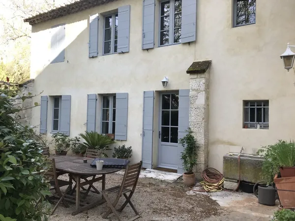 Maison mitoyenne d'un mas dans grande propriété