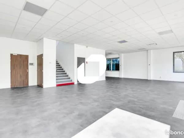 Local d'activité 6 808 m²