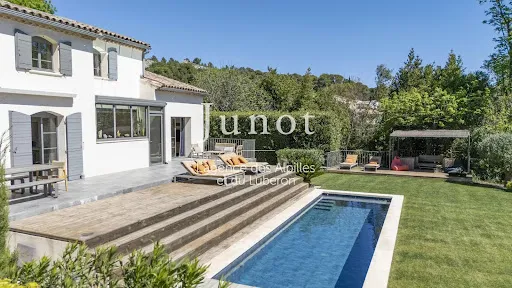 Propriété 7 pièces 215 m²