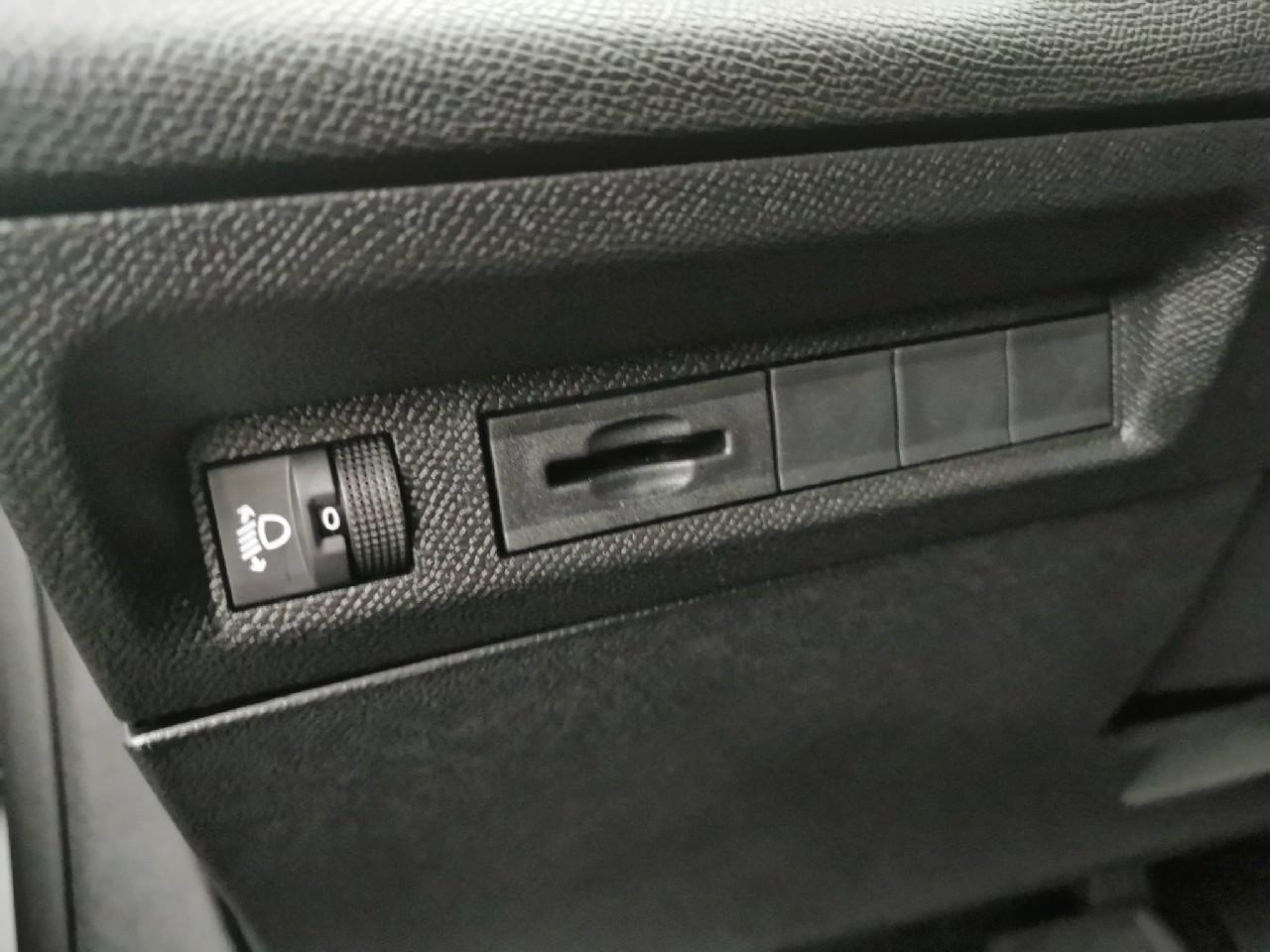 Peugeot 308 sw hybrid 145 e-dcs6 style — photo 18