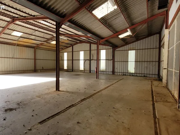 Bâtiment artisanal / industriel - 660 m²