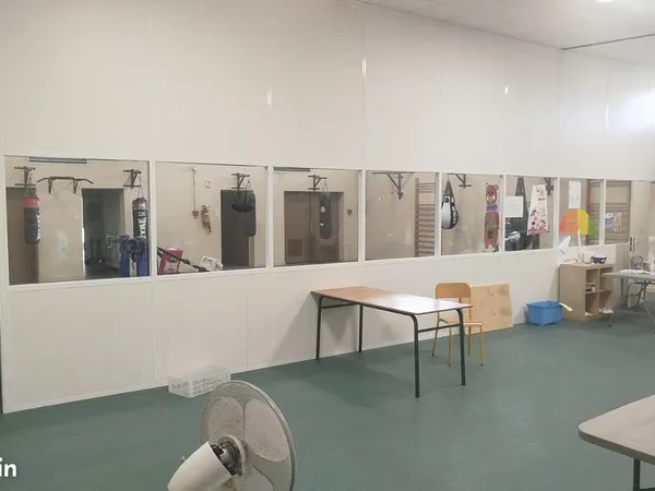 Gymnase 180 m² + vestiaires 80 m² aménageables à louer, Valence, parking