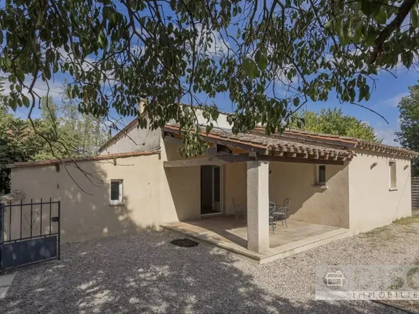 Maison de plain-pied rénovée avec jardin clos.