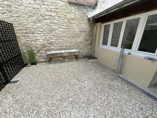 A LOUER - Quartier Arènes - T1 bis NEUF avec cour