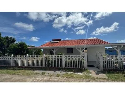 Villa composée de deux appts et une piscine