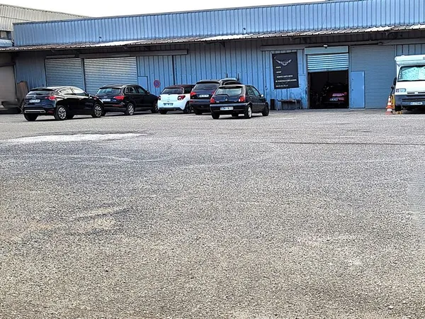 Garage automobile vente de Vo Vu carrosserie et entretien comprenant 1 grand parking 1 studio 1 bure