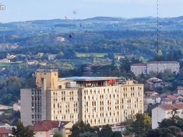 Appartement 81 M2 F5 à finir de rénover très lumineux avec jolie vue jusqu'au Alpes Est et Sud et No