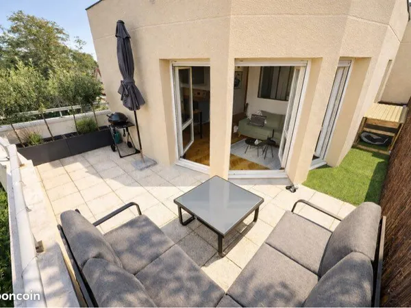 Appt dernier étage avec terrasse 18m2