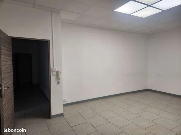 Loue bureau de 53M² climatisé