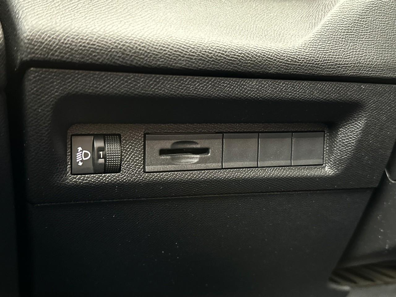 Peugeot 308 sw puretech 130ch s&s eat8 active pack — photo 16