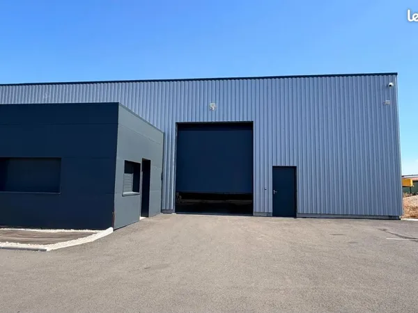Local industriel et bureau 325 m2