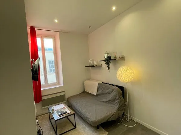 T2 renove 2eme et dernier etage secteur baille timone