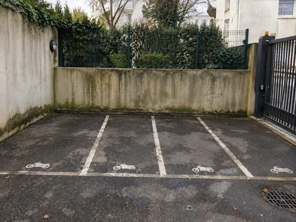 Place moto / scooter sécurisée - Nantes Dalby