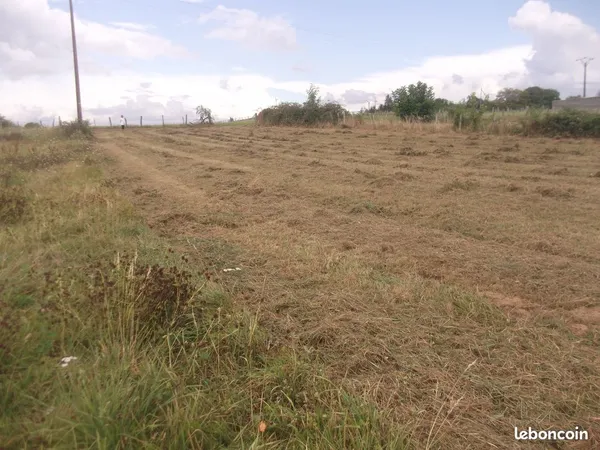 850 m2 de terrain plat chemin d acces . Palise 25870