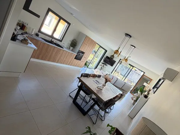 Maison neuve meublée 96 m² - 3 ch - DPE A - Jardin 450m² - Créon