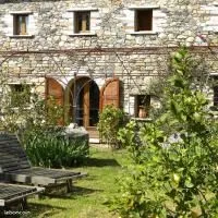 Regina, petite maison mitoyenne, T3+salon , (type maison Corse trad, sans vis à vis) de 54 m2. Elle 