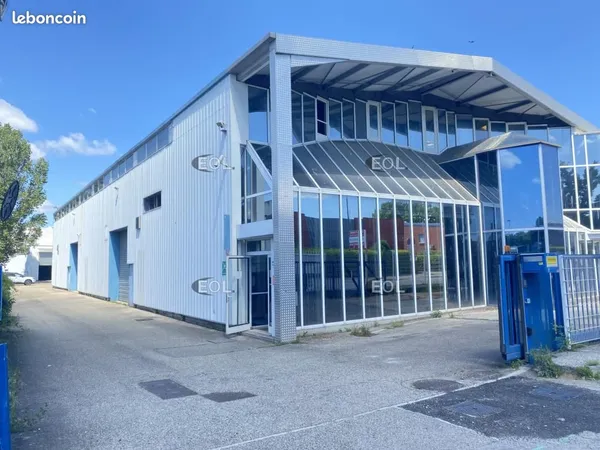 Local d'activité 2 140 m²
