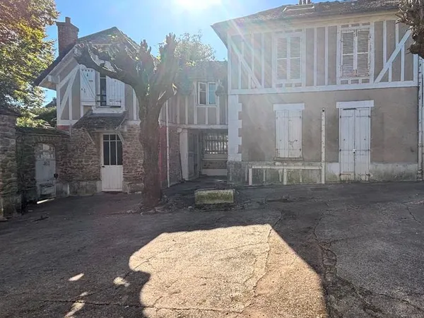 Maison ancienne à rénover env. 90 m² avec garage, dépendance et cour intérieure - Boissettes