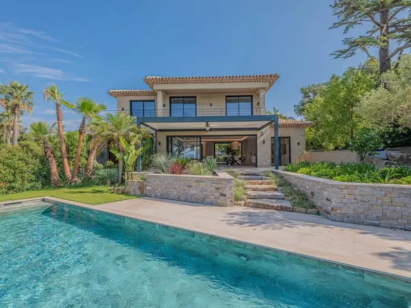 SAINTE MAXIME : Villa neuve avec vu mer à pieds du centre-ville