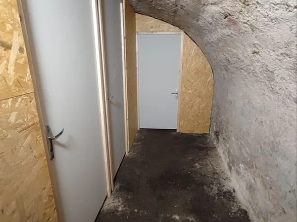 Cave Nantes divisé en 3 cellule